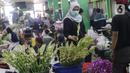 Warga memilih bunga potong untuk hiasan Lebaran di Rawa Belong, Jakarta Barat, Rabu (12/5/2021). Menyambut Hari Raya Idul Fitri 1442 H, banyak warga memburu bunga potong untuk menghias rumah. (Liputan6.com/Angga Yuniar)