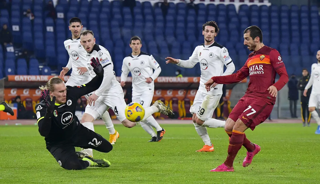 Gelandang AS Roma, Henrikh Mkhitaryan (kanan) mencetak gol penyeimbang 2-2 ke gawang Spezia dalam laga babak 16 besar Coppa Italia 2020/21 di Olimpico Stadium, Roma, Selasa (19/1/2021). AS Roma kalah 2-4 (2-2) dari Spezia melalui extra time. (LaPresse via AP/Fabio Rossi)