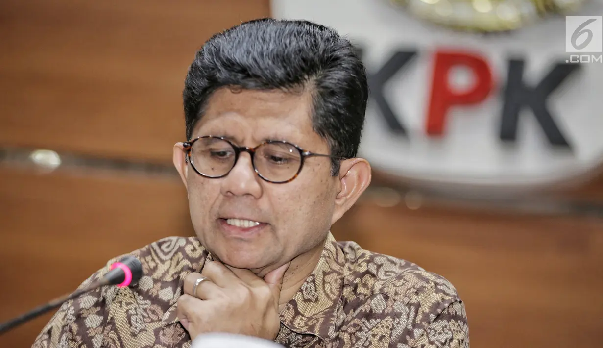 Wakil Ketua KPK Laode M Syarif memberikan keterangan terkait OTT Ketum PPP Romahurmuziy, di gedung KPK, Sabtu (16/3). KPK mengamankan uang total Rp 156 juta dalam operasi tangkap tangan (OTT) di Surabaya pada Jumat (15/3). (Liputan6.com/Faizal Fanani)