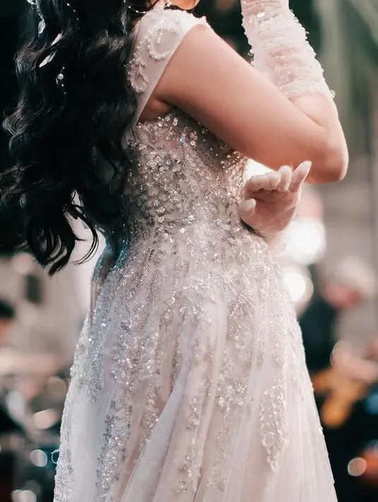 Wedding dress yang memiliki aksen payetan yang begitu indah di hampir seluruh gaun ini dibuat oleh desainer Jessie Gunawan. [@tiaraandini]
