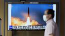 Layar TV menampilkan program berita yang melaporkan tentang peluncuran rudal Korea Utara hari Minggu dengan file gambar, terlihat di stasiun kereta api di Seoul, Korea Selatan, Minggu (5/6/2022). Dalam beberapa pekan terakhir, Korea Utara telah menguji coba berbagai rudal, termasuk rudal balistik antarbenua (ICBM) terbesarnya. (AP Photo/Lee Jin-man)