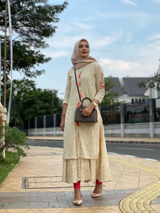 Meskipun jarang muncul di layar kaca, namun Ade Maya aktif di media sosial Instagram. Penampilan kecenya pun mencuri perhatian. (FOTO: instagram.com/mayamaula9/)