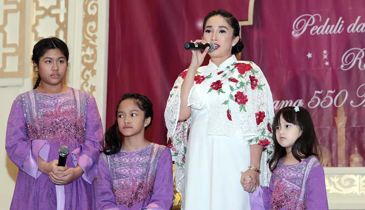 Ussy Sulistyawati berharap anak-anaknya memiliki empati besar pada orang-orang yang kurang mampu. Itulah yang menjadi salah satu alasan istri Andhika Pratama itu mengajak anaknya menghadiri acara buka bersama anak yatim. (Deki Prayoga/Bintang.com)