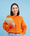 Konsep pendidikan wanita muda Asia yang tersenyum dengan buku catatan tampak bahagia di depan kamera (Foto dok : Freepik/benzoix).