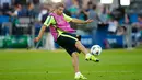 Penyerang Barcelona, Luis Suarez menendang bola saat melakukan sesi latihan di Olympiastadion Berlin, Jerman (5/6/2015). Barcelona akan menghadapi Juventus di Final Liga Champions. (Reuters/Darren Staples)