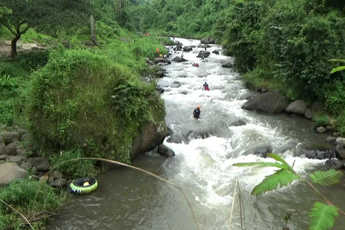 River Tubing Ngabuburit Ekstrem di Lereng Gunung Argopuro (Dian Kurniawan/Liputan6.com)