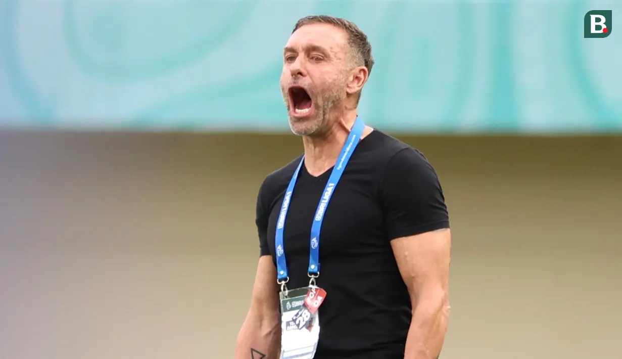 Pelatih Persija Jakarta, Thomas Doll, meneriaki pemainnya saat melawan Persib Bandung pada laga pekan ke-28 Liga 1 2023/2024 di Stadion Si Jalak Harupat, Bandung, Sabtu (9/3/2024). (Bola.com/M Iqbal Ichsan)