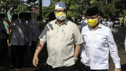 Ketua Umum Partai Golkar Airlangga Hartarto (kiri) saat penyerahan hewan kurban Idul Adha di DPP Partai Golkar, Jakarta, Jumat (31/7/2020). Partai Golkar menyembelih 37 hewan kurban untuk dibagikan ke yayasan, panti asuhan, pesantren, karyawan, dan warga sekitar. (Liputa6.com/Johan Tallo)