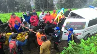 Suasana haru saat pendaki Gunung Mas yang meninggal dunia berhasil dievakuasi. (Liputan6.com/Achmad Sudarno)