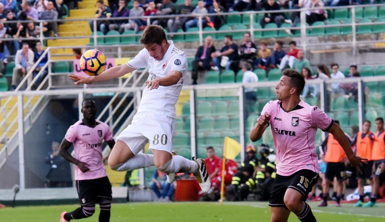 Pemain AC Milan, Mario Pasalic, berusaha menghalau bola dari pemain Palermo dalam laga pekan ke-12 Serie A di Stadion Renzo Barbera, Minggu (6/11/2016). (AFP)
