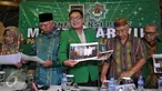 Wakil Ketua Umum PPP Emron Pangkapi (tengah) memperlihatkan sebuah gambar saat menggelar konferensi pers terkait pelaksanaan Muktamar Islah PPP, Jakarta, Kamis (31/3/2016). (Liputan6.com/ JohanTallo)
