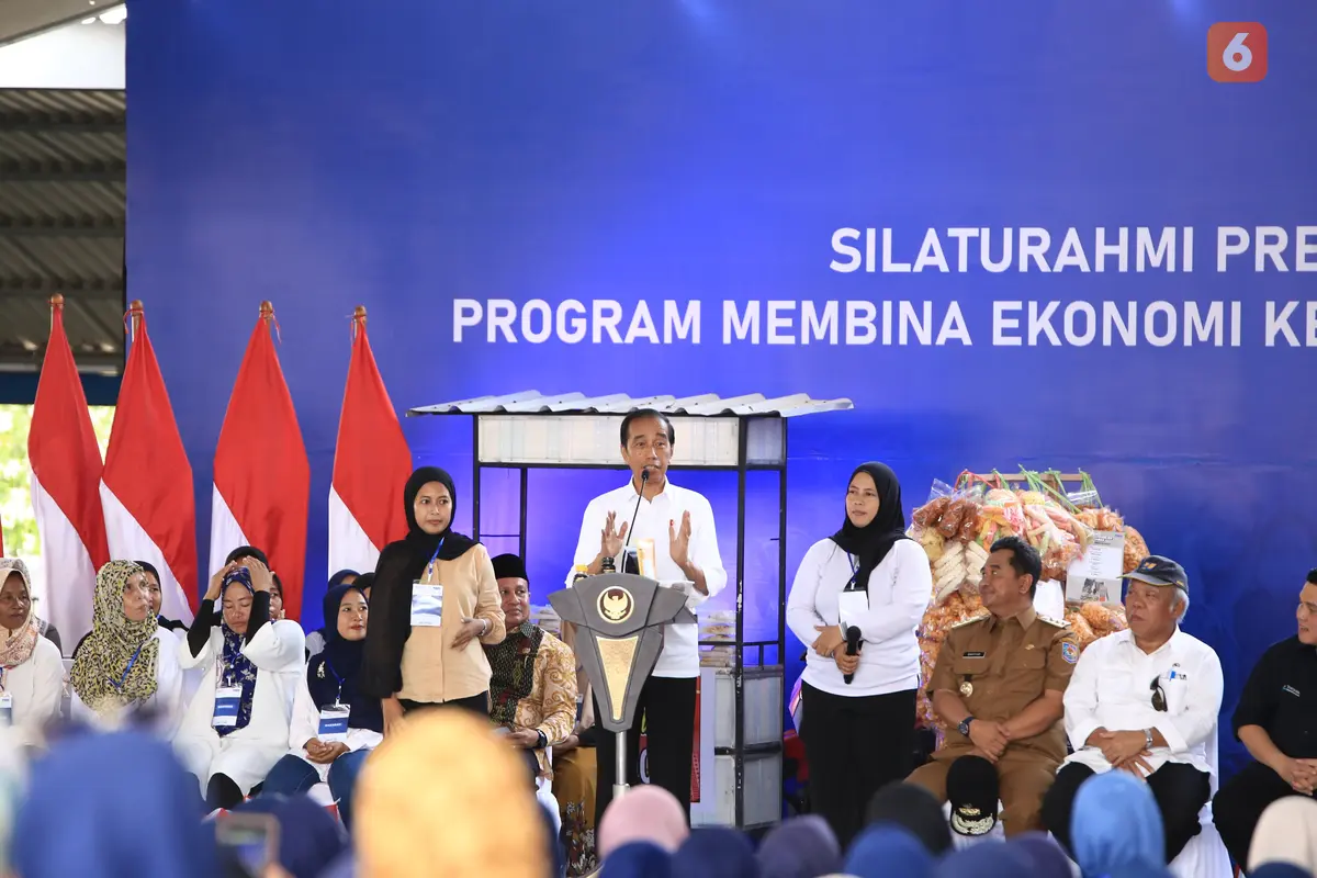 Presiden Jokowi saat hadiri silaturahmi dengan nasabah PNM di Maros (Liputan6.com/Fauzan)