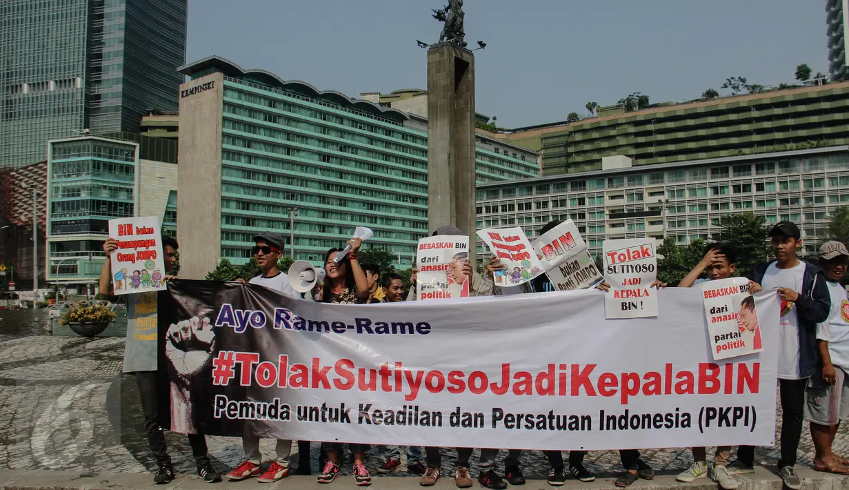 Aktivis Pemuda Untuk Keadilan dan Persatuan Indonesia (PKPI) menggelar aksi damai di Bundaran HI, Jakarta, Minggu (28/6/2015). Mereka menolak mantan Gubernur DKI Jakarta Sutiyoso menjadi Kepala Badan Intelijen Negara (BIN). (Liputan6.com/Faizal Fanani)