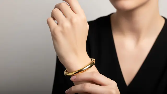 Model Gelang Emas 750 Terbaru 2026 yang Elegan dan Banyak Dicari Desain Bangle Polos