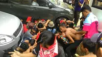 Lempari bus polisi, 74 ABG berbaju Jakmania ditangkap. (Liputan6.com/Ahmad Romadoni)