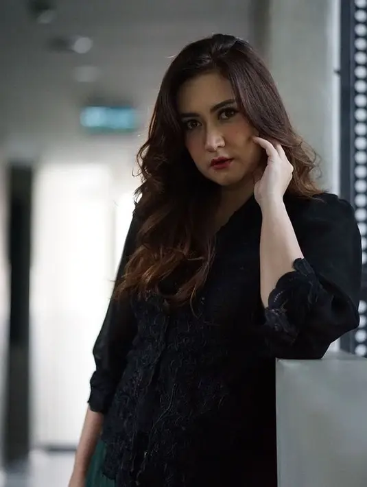 <p>Potongan kebaya modern bisa dipakai di segala kesempatan. Pilihlah warna kebaya yang netral, sehingga mudah dipadu-padankan dengan fashion item apapun.</p>