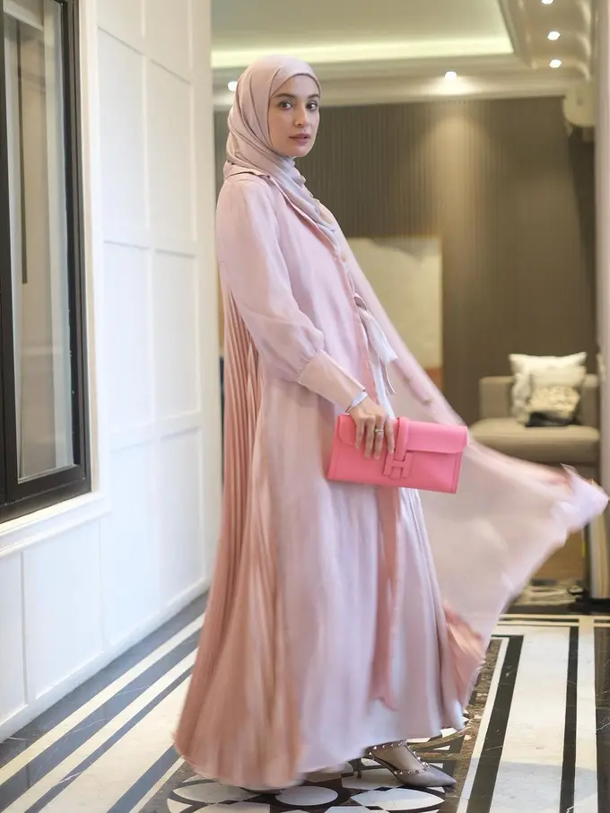 Model Baju Gamis Polos Terbaru untuk Lebaran 2024, Inspirasi Gaya Revalina S Temat hingga Shireen Sungkar