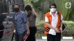 Mantan Kadis DPKAD Pemkot Bandung Herry Nurhayat (kanan) tiba di Gedung KPK, Jakarta, Senin (22/6/2020). Herry akan menjalani persidangan secara online terkait dugaan korupsi pengadaan tanah untuk ruang terbuka hijau di lingkungan Pemerintah Kota Bandung Tahun 2012-2013. (merdeka.com/Dwi Narwoko)