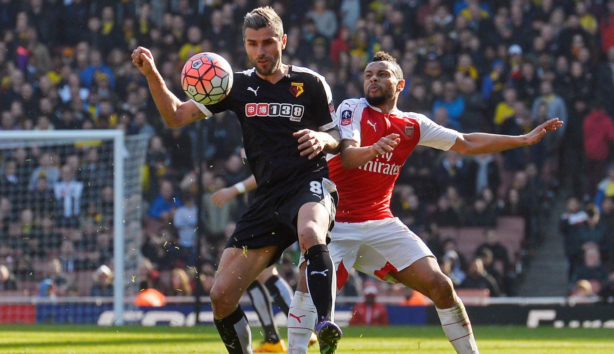 Pemain Watford, Valon Behrami (kiri), berebut bola dengan pemain Arsenal, Francis Coquelin, pada putaran keenam Piala FA di Stadion Emirates, London, Minggu (13/3/2016). (Reuters/Hannah McKay)