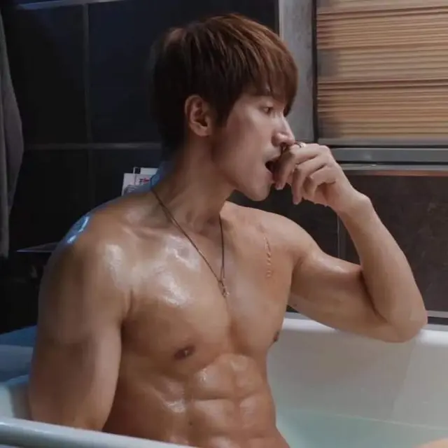 6 Potret Jerry Yan Pamer Tubuh Kekar dalam Drama Baru Count Your Lucky Stars