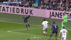 Ajax bangkit dari tertinggal untuk menghantam tuan rumah Groningen dengan skor tipis 2-1, Minggu (1/4). Ajax masih terpaut tujuh a...