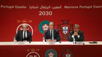 Presiden Federasi Sepak Bola Maroko, Faouzi Lakjaa (tengah) bersama Presiden Federasi Sepak Bola Spanyol Pedro Rocha (kiri) dan Presiden Federasi Sepak Bola Portugal, Fernando Gomes, ketika melakukan seremonial penandatanganan surat bersama untuk jadi kandidat tuan rumah Piala Dunia 2030 dalam sebuah konferensi pers di Rabat pada 28 Oktober 2023. (AFP)