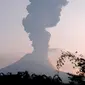 Gunung Merapi menyemburkan asap dan abu vulkanis terlihat dari utara kota Yogyakarta, Selasa (3/3/2020). Gunung Merapi meletus pada pukul 05.22 WIB dengan tinggi kolom 6.000 meter , status waspada (level II). (HO/Merapi Observation/AFP)