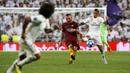 Striker Real Madrid, Mariano Diaz, berebut bola dengan gelandang AS Roma, Daniele De Rossi. pada laga Liga Champions di Stadion Santiago Bernabeu, Madrid, Rabu (19/9/2018). Real Madrid menang 3-0 atas AS Roma. (AP/Paul White)