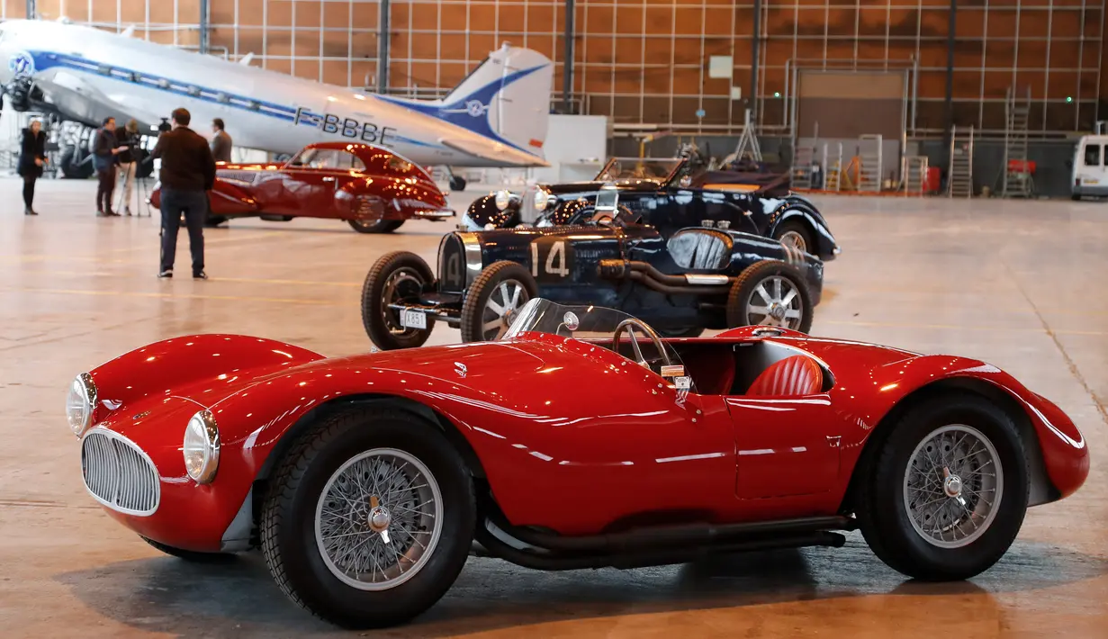 Mobil Maserati A6 GCS tahun 1953 dipamerkan di hanggar Orly, Paris, Senin (26/11). Mobil antik yang akan dilelang oleh rumah lelang Artcurial pada acara Retromobile digelar pada 8 Februari 2019. (Francois Guillot / AFP)