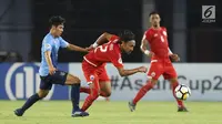 Gelandang Persija, Rohit Chand (tengah) berebut bola dengan pemain Johor Darul Takzim pada lanjutan penyisihan Grup H Piala Asia 2018 di Stadion GBK, Jakarta, Selasa (10/4). Babak pertama Persija unggul 3-0. (Liputan6.com/Helmi Fithriansyah)
