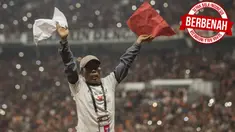 Sepak Bola Indonesia Berbenah_3, Seorang suporter Persija Jakarta, The Jakmania, memberikan aba-aba saat melawan Johor Darul Ta'zim pada laga Piala AFC di SUGBK, Jakarta, Selasa (10/4/2018). Persija menang 4-0 atas JDT. (Bola.com/Vitalis Yogi Trisna)
