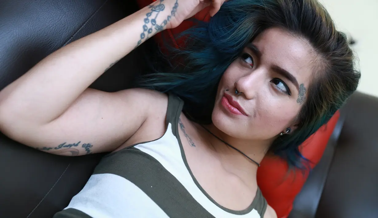 "Bukan ketagihan ya, cuma kecintaan. Ini kan sub culure. Ada orang yang suka tatto dan piercing. Ada yang merasa pede dengan tatto atau piercing. Sudah jadi lifestyle sendiri," ujar janda tiga anak. (Galih W. Satria/Bintang.com)