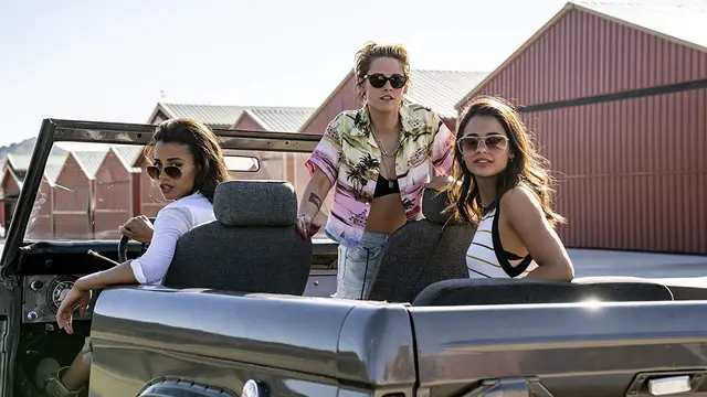 Ella Balinska, Kristen Stewart, dan Naomi Scott, dalam Charlies Angels 2019. (Foto: Dok. IMDb/ Columbia Pictures)