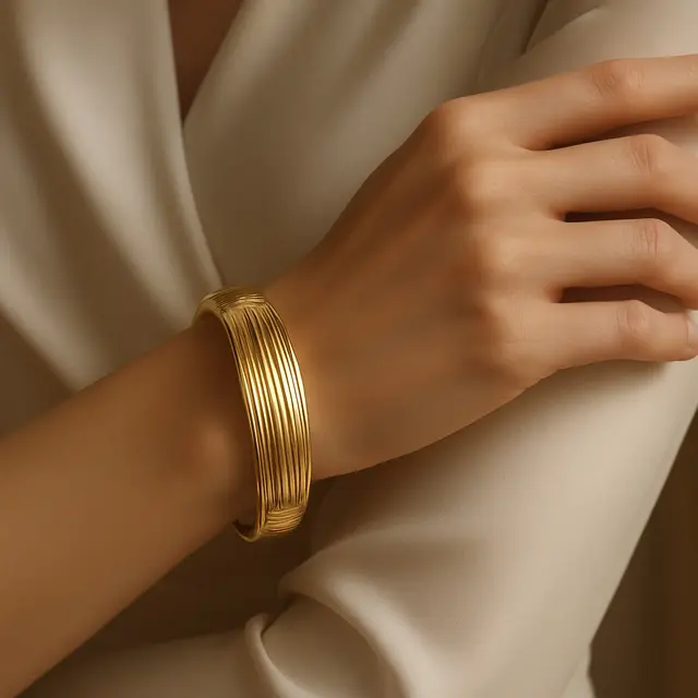 Inspirasi Model Gelang Oval Emas Biar Tangan Tampak Lebih Panjang