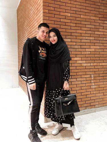 Pakai Hijab Syar I Zaskia Sungkar Didukung Irwansyah News Entertainment Fimela Com