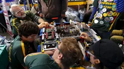 Tim dari SMA Patrick mempersiapkan robot mereka dalam kompetisi robot San Diego Regional FIRST Robotics di Del Mar, California (4/3). Kompetisi tahunan San Diego ke-10 ini diikuti oleh puluhan tim dari SMA di AS. (REUTERS / Mike Blake)