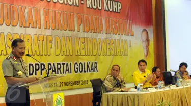 Kapolri Jenderal Pol Badrodin Haiti (kiri) saat menyampaikan pandangan pada diskusi RUU KUHP Mewujudkan Hukum Pidana Nasional yang Aspiratif dan KeIndonesiaan di DPP Partai Golkar, Jakarta, Jumat (27/11/2015). (Liputan6/Helmi Fithriansyah)