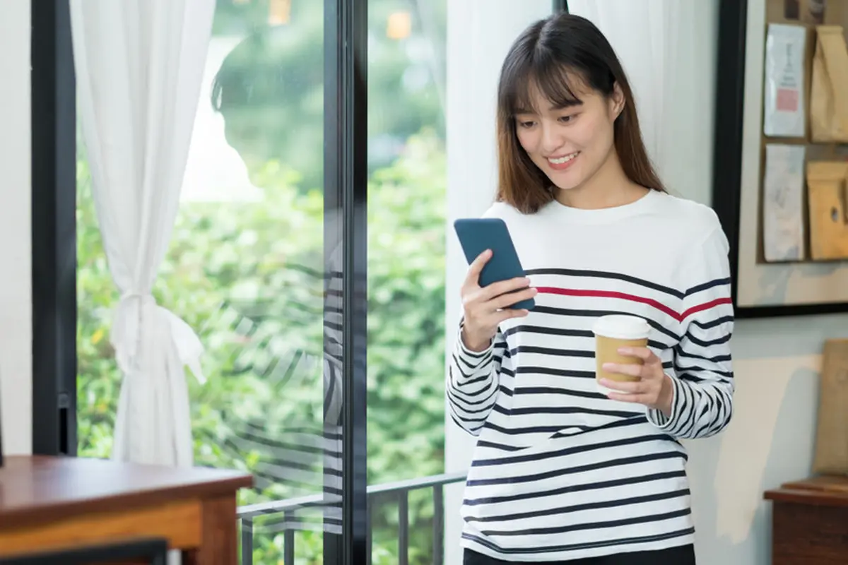 perempuan zodiak pegang hp