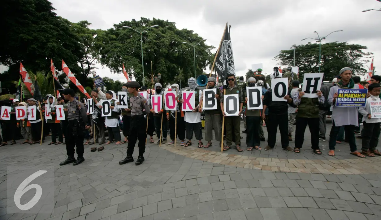 Massa dari ormas Islam se- DIY berkumpul di Titik Nol km, Yogya, Minggu (9/10). Mereka meminta Ahok untuk diadili karena telah menghina kitab suci umat Islam. (Liputan6.com/ Boy Harjanto)