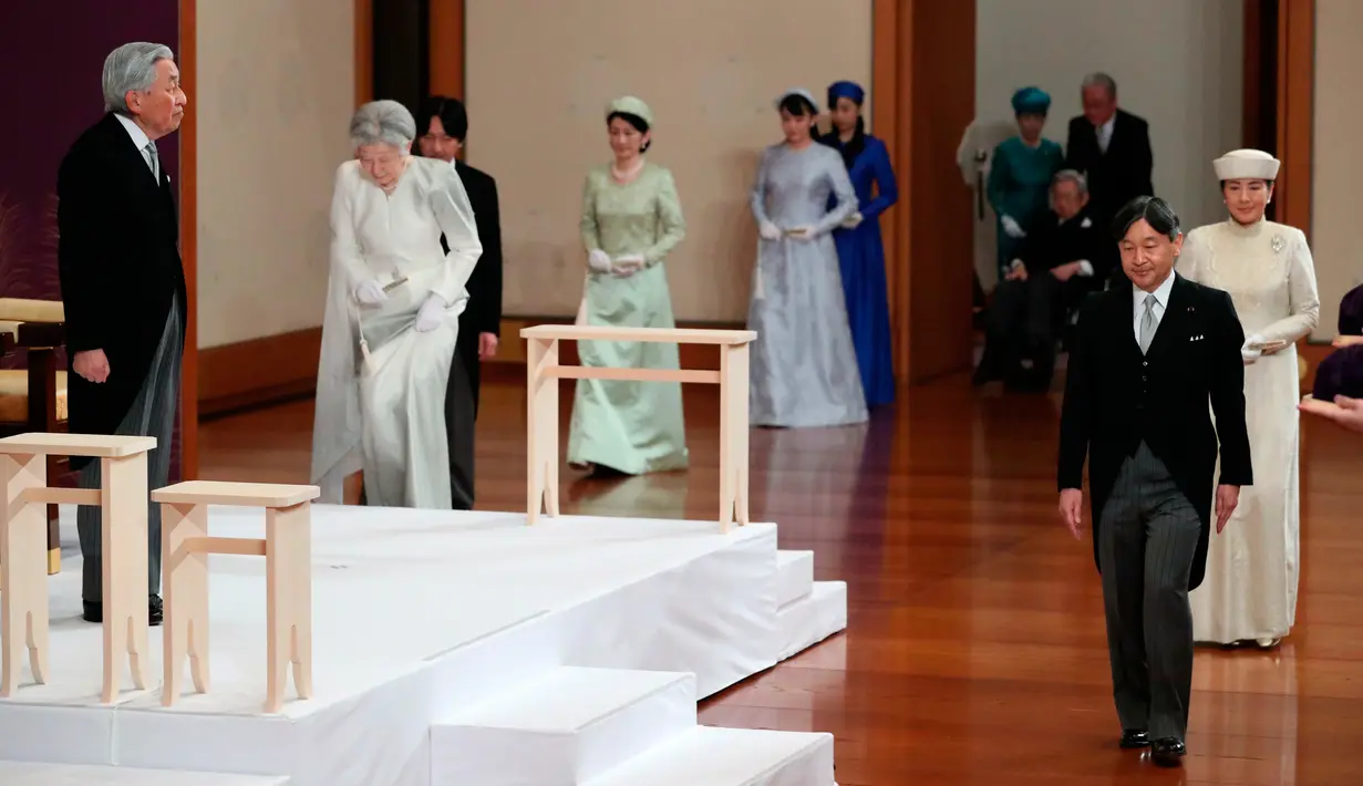 Putra Mahkota Naruhito (kanan) berjalan melewati Kaisar Akihito (kiri) saat upacara turun takhta Kaisar Akihito di Istana Kekaisaran, Tokyo, Jepang, Jumat (30/4/2019). Setelah pengunduran diri Akihito, kekaisaran Jepang akan dipimpin oleh Naruhito. (Japan Pool via AP)
