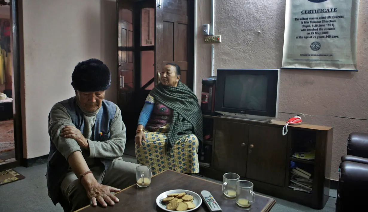 Min Bahadur Sherchan bersama istrinya menikmati teh usai Yoga di Kathmandu, Nepal, (12/4). Kakek dari 17 cucu ini meraih rekor pertamanya pada Mei 2008, namun rekornya digagalkan pendaki Jepang berusia 80 tahun di 2013. (AP Photo / Niranjan Shrestha)