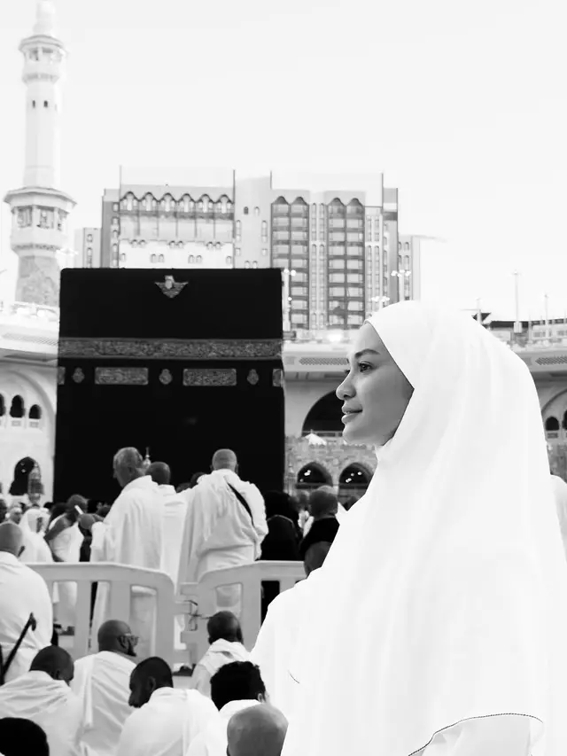 Hana Malasan dan Sean Gelael Umroh