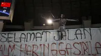 Suporter membentangkan spanduk duka cita mengenang Haringga Sirilla pada laga PSSI 88th U-19 di Stadion Pakansari, Jawa Barat, Selasa (25/9/2018). Indonesia kalah 0-3 dari China. (Bola.com/Vitalis Yogi Trisna)