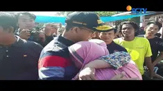 Sambil memeluk Gubernur Anies, dua ibu korban kebakaran Taman Kota Kembangan ini mengungkapkan kesedihannya. Sementara Pemprov DKI berjanji akan berikan bantuan untuk para korban kebakaran.