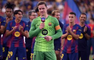 Kiper Barcelona asal Jerman, Marc-Andre Ter Stegen, menyampaikan pidato sebelum pertandingan Piala Joan Gamper ke-60 antara FC Barcelona dan Como 1907 di Stadion Johan Cruyff, Barcelona, pada 10 Agustus 2025. (Josep LAGO/AFP)