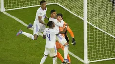 Thibaut Courtois tampil luar biasa di bawah mistar gawang Real Madrid. Kiper asal Belgia itu berkali-kali sukses mementahkan tembakan yang dilepas para penyerang PSG. (AP/Francois Mori)