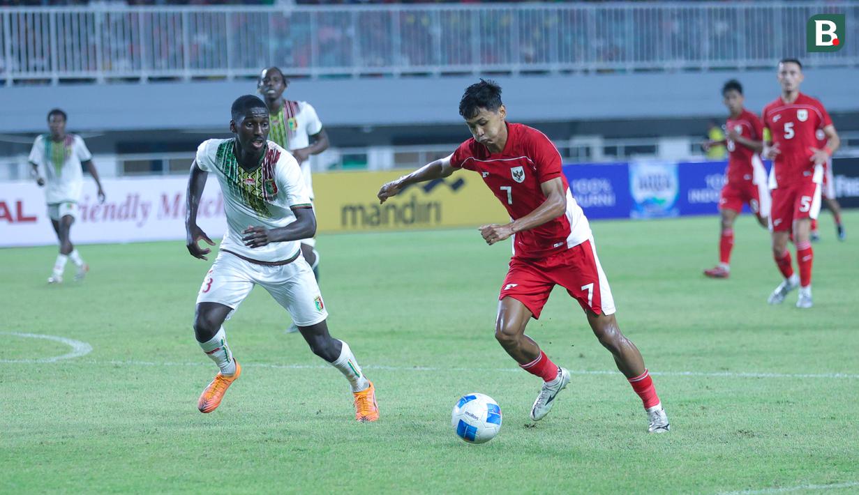 Dony Tri bermain sejak menit awal. Diplot sebagai winger kiri, pemain Persija Jakarta tersebut beberapa kali mampu merepotkan barisan belakang Timnas Mali. (Bola.com/M Iqbal Ichsan)
