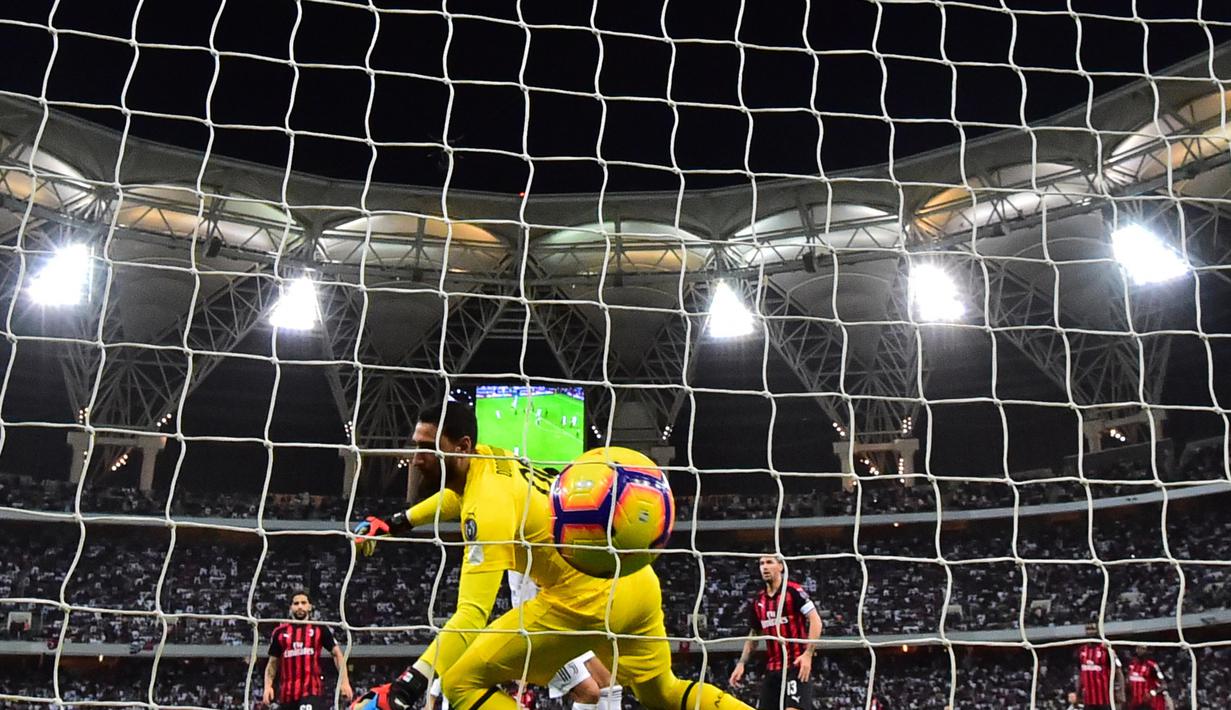 5. Proses gol Ronaldo yang mengoyak gawang Donnarumma pada laga Final Piala Super Italia yang berlangsung di stadion King Abdullah Sports City, Jeedah, Kamis (17/1). Juventus menang 1-0  atas AC Milan (AFP/Giuseppe Cacace)