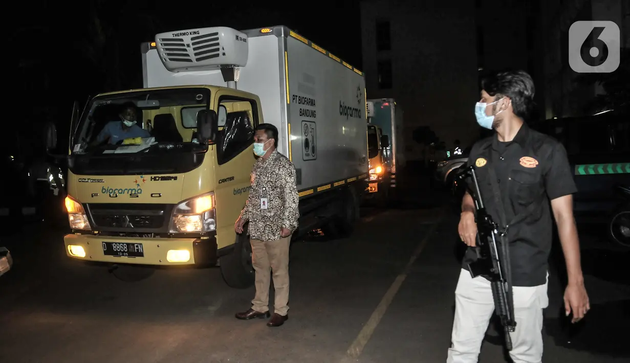 Polisi berjaga saat truk Biofarma yang mengangkut vaksin Covid-19 dari Sinovac tiba di Kantor Dinas Kesehatan DKI Jakarta, Kamis (7/1/2021). Dinkes DKI pada tahap I telah menerima sebanyak 78.400 vaksin Covid-19 dari Sinovac yang diprioritaskan untuk tenaga kesehatan. (merdeka.com/Iqbal Nugroho)