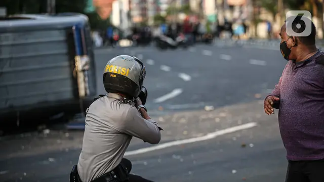 FOTO: Massa Bentrok dengan Polisi di Pejompongan